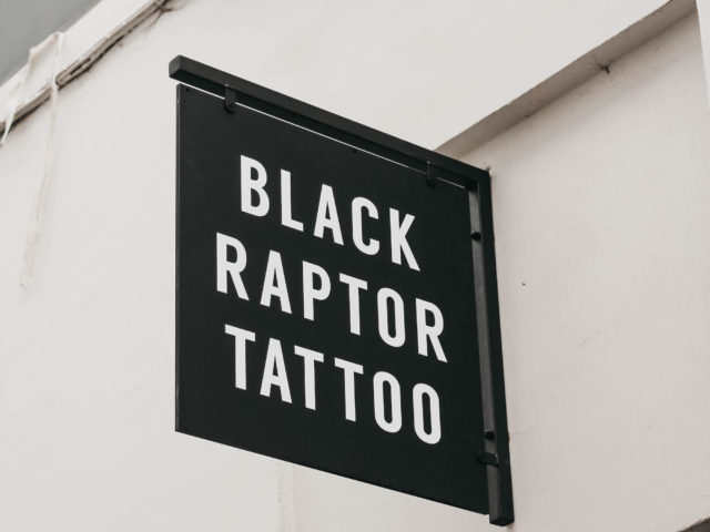 Black Raptor tattooshop Gent uithangsbord